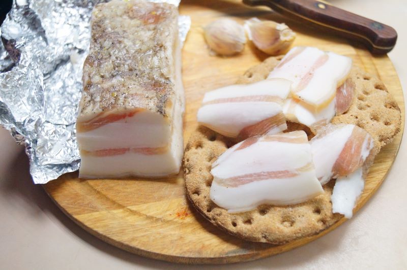 Соление сала с чесноком