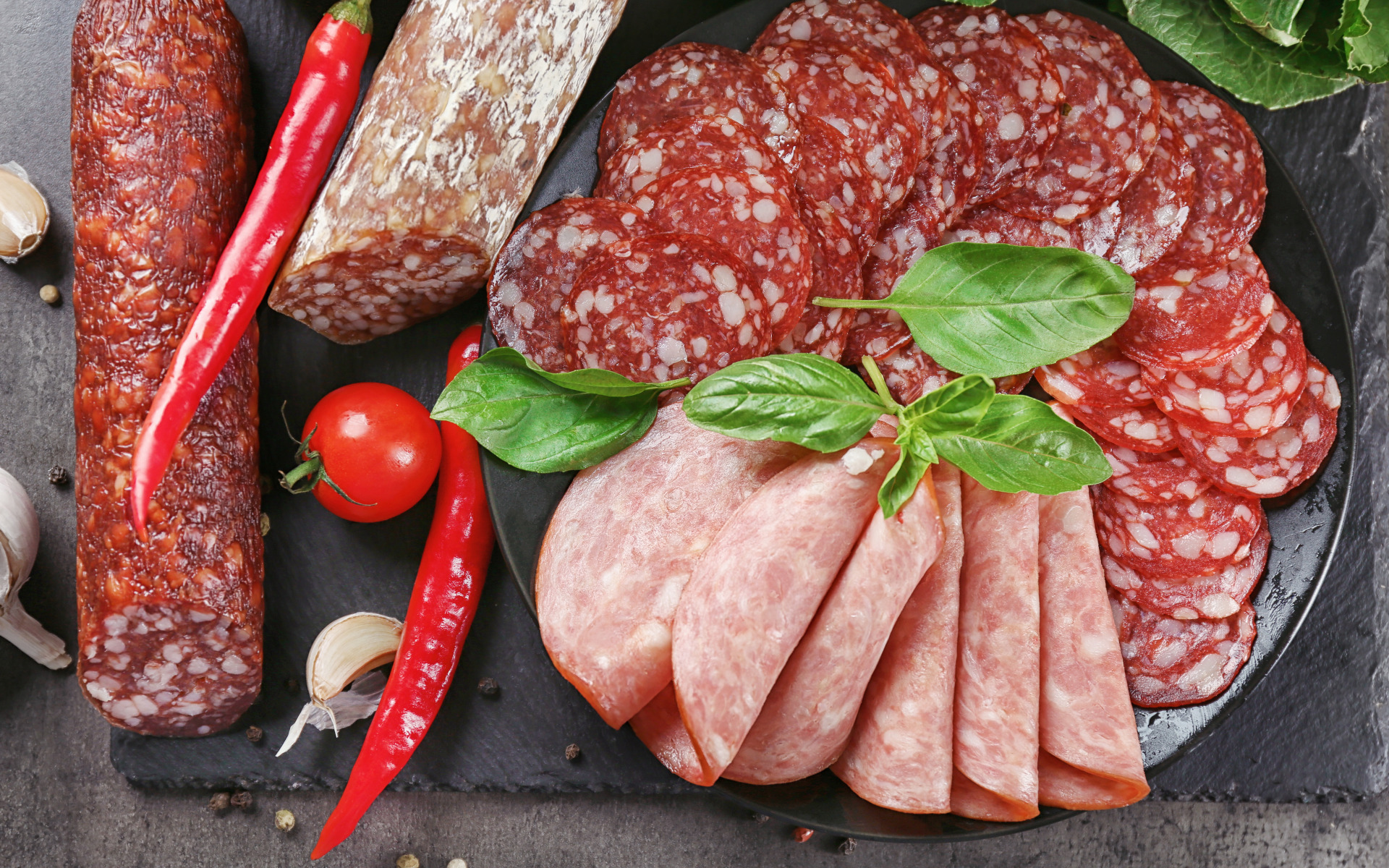 Почему некоторые колбасы дешевле мяса? Разбираем состав.