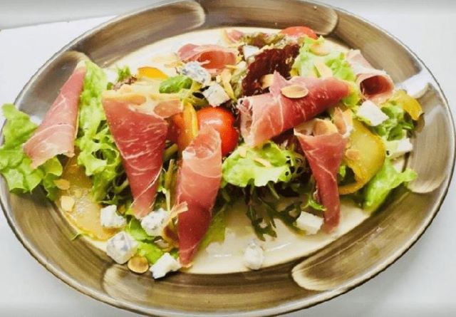Салат с ветчиной и сыром