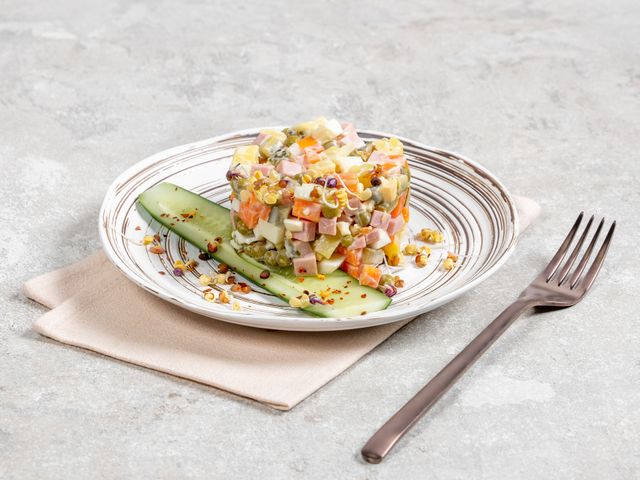 Оливье с колбасой и яблоком